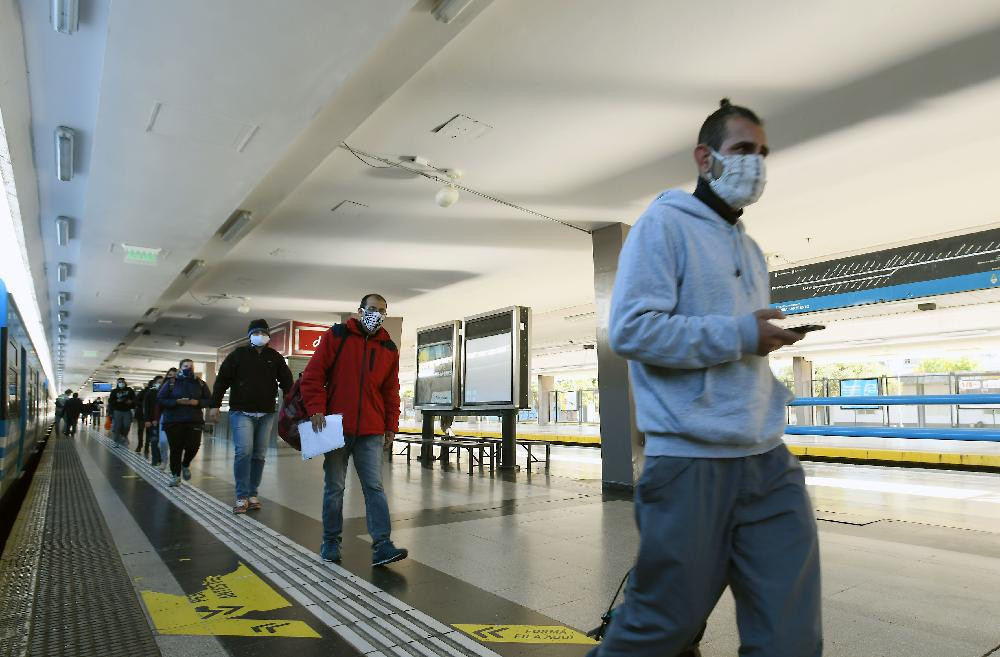 Coronavirus, Argentina, gente con barbijos en estación de tren, NA