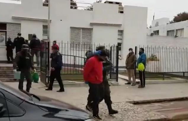 Coronavirus, Argentina, preso liberado caminando por la calle