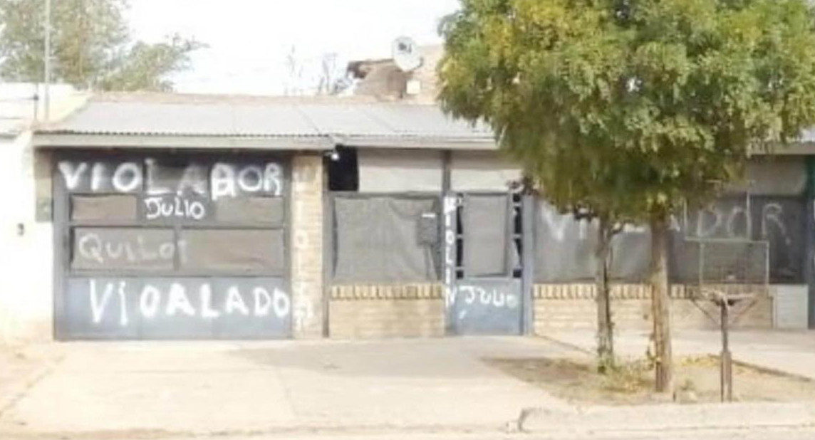 Los vecinos escracharon la casa del abusador, Neuquén