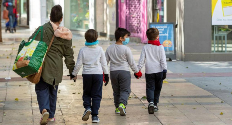 Salida de padres con niños en cuarentena