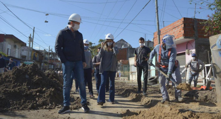 Malena Galmarini y Martín Insaurralde en obras de AYSA en Lomas de Zamora