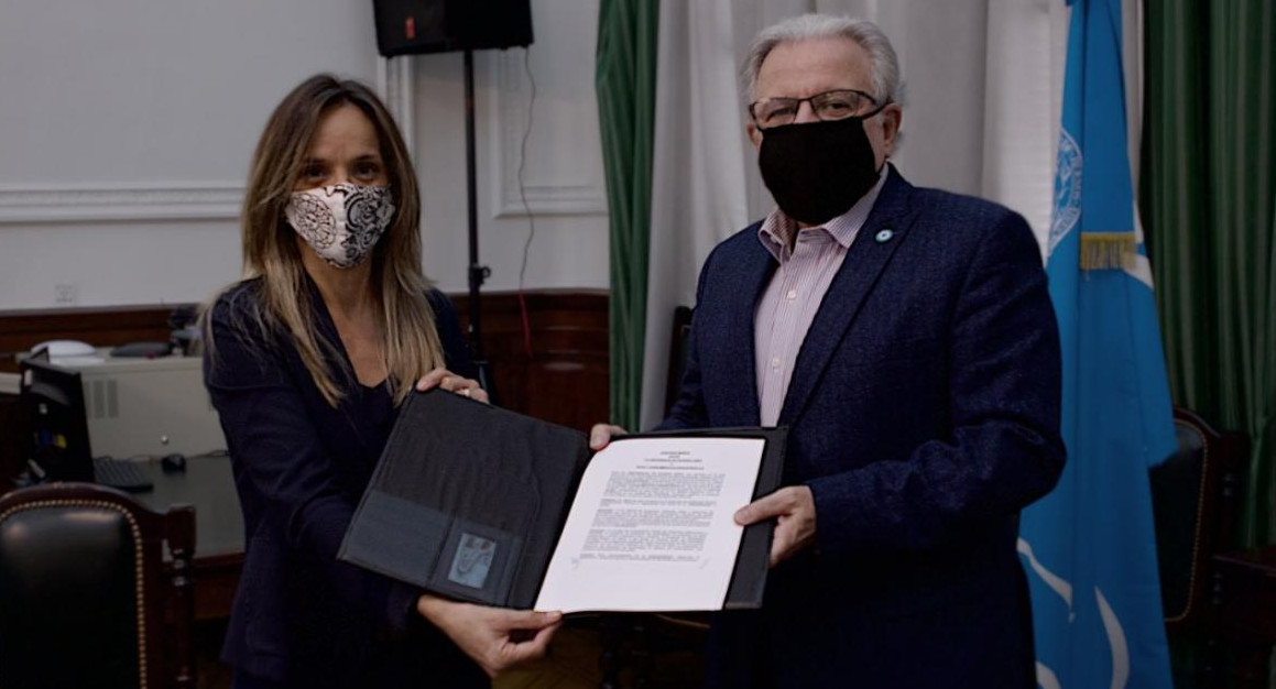 Firma de acuerdo entre Malena Galmarini y Alberto Barbieri 