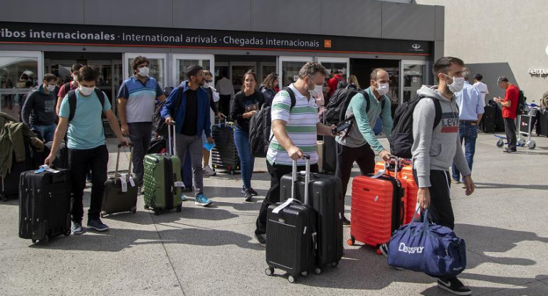 Coronavirus, Argentina, pasajeros en Ezeiza, NA