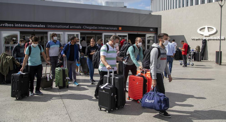 Coronavirus, Argentina, pasajeros en Ezeiza, NA