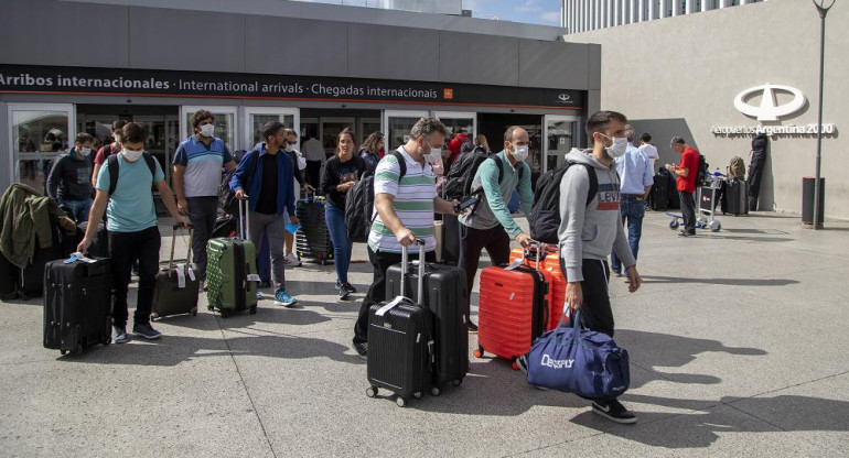 Coronavirus, Argentina, pasajeros en Ezeiza, NA