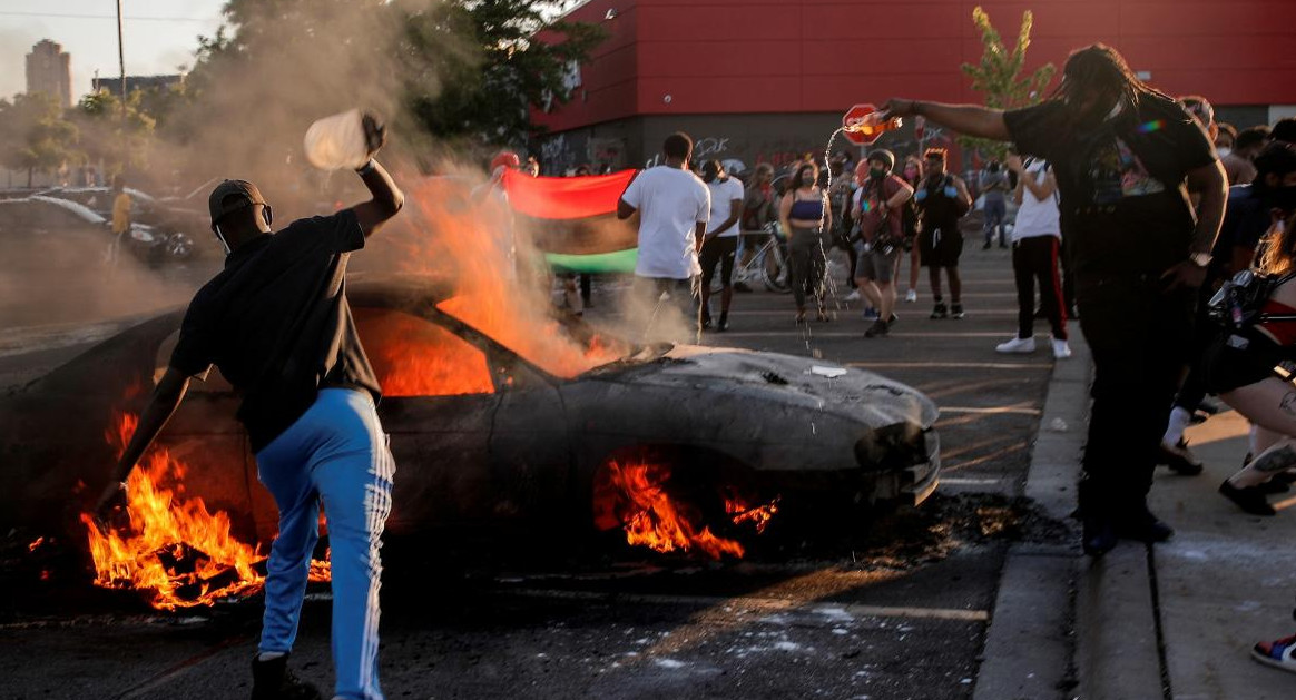 Incendian una comisaría de Minneapolis, REUTERS