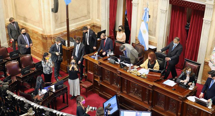 Sesión en el Senado, NA