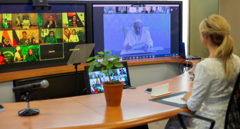 Encuentro virtual entre Papa Francisco y Fabiola Yañez