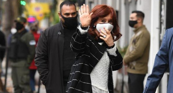 Cristina Fernández de Kirchner, con barbijo, al llegar a los tribunales de Lomas de Zamora, Foto Maximiliano Luna