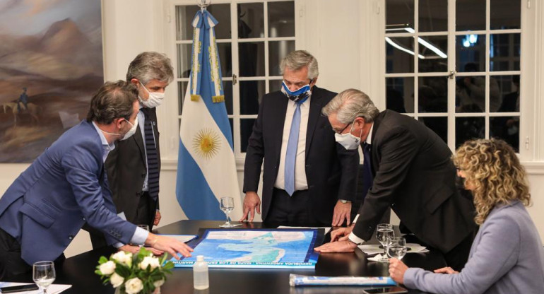 Alberto Fernández, firma proyecto por Malvinas