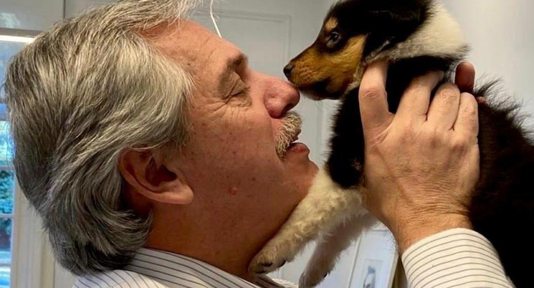 Alberto Fernández presentó a la nueva hija de su perro Dylan, NA