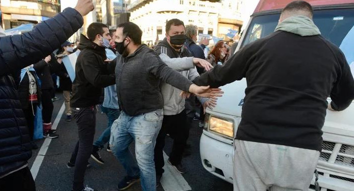 Agresión a móvil de periodistas de C5N en el banderazo del Obelisco contra el Gobierno	