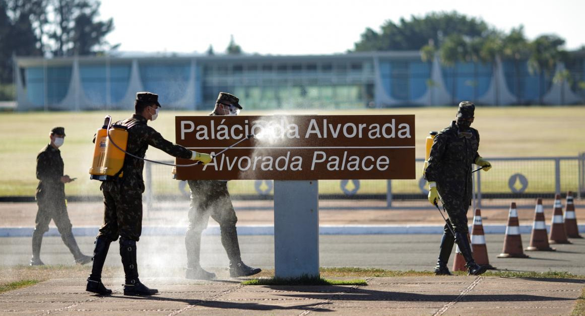 Coronavirus en Brasil, Bolsonaro, desinfección en Palacio de Alborada, REUTERS