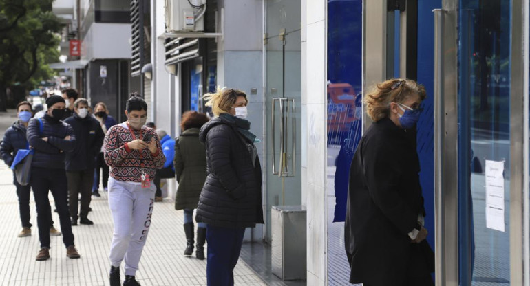 Coronavirus, Argentina, pandemia, cola en banco, NA