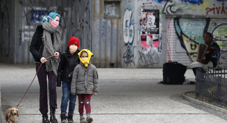 Niños paseando en la calle cuarentena