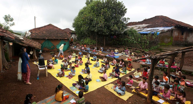 Niños sin acceso a internet asistiendo a una clase grabada en India, REUTERS