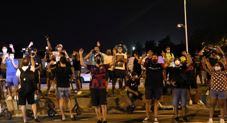 Hinchas de Barcelona apoyan a Messi y piden renuncia de Bartomeu en manifestación frente al Camp Nou, Reuters	