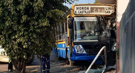 Delincuente robó un colectivo con un arma de juguete y chocó contra el frente de una casa, foto exclusiva DIARIO 26