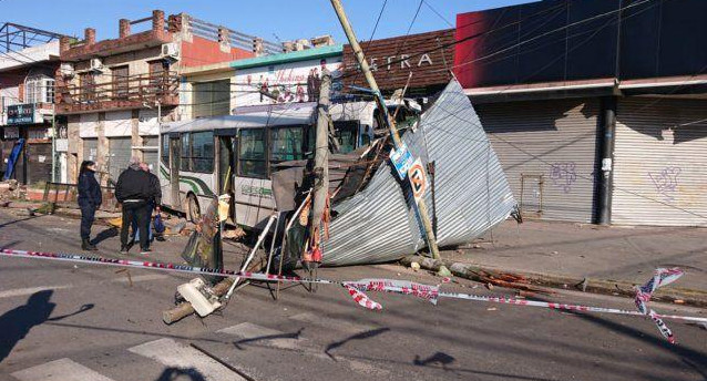 Dos jóvenes en estado de ebriedad robaron un colectivo