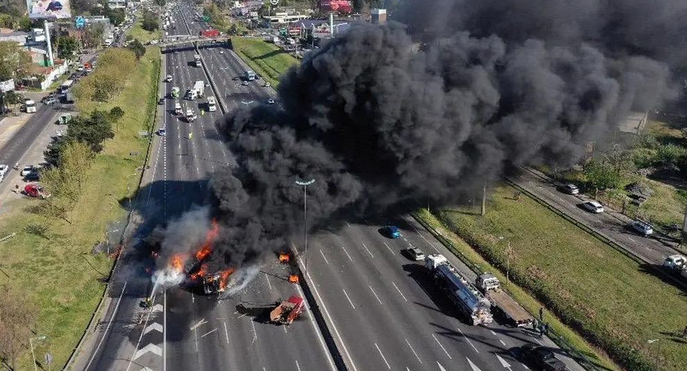 Incendio de camión en la Panamericana