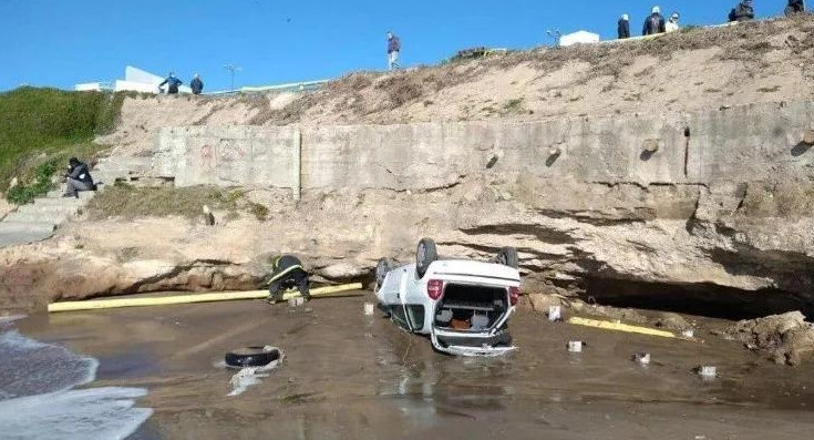 Mar del Plata, auto con dos jóvenes cayó desde un acantilado	