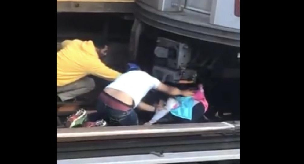 Padre se arroja en las vías del subte con su hija