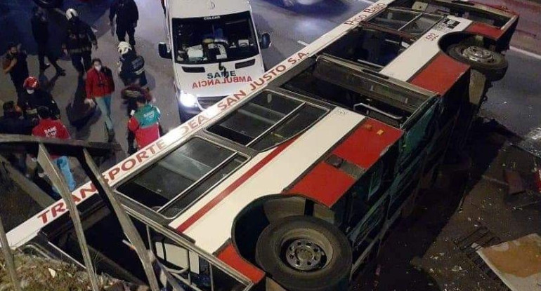 Colectivo volcado en General Paz