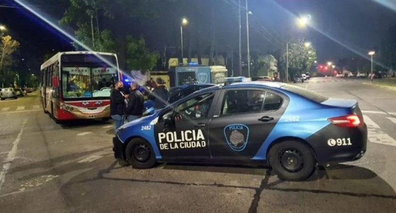 Policía Baeleado en Barracas