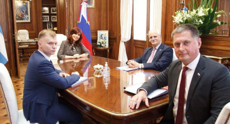 La Presidenta del Senado, Cristina Fernández de Kirchner, embajador de la Federación Rusa, Dmitry V. Feoktistov, Jorge Taiana, Presidente de la Comisión de Relaciones Exteriores y Culto