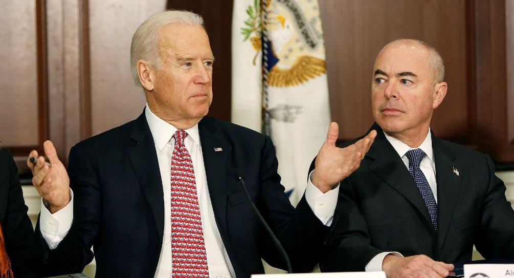 Joe Biden y Alejandro Mayorkas