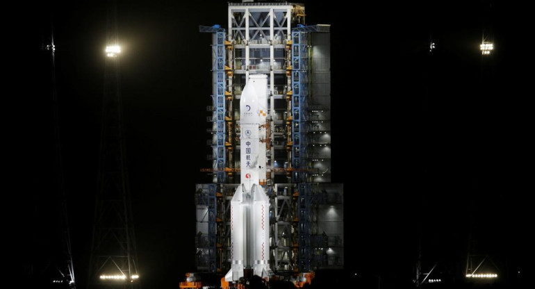 El cohete portador Changzheng 5 en el centro de lanzamiento espacial en Wenchang, China, REUTERS