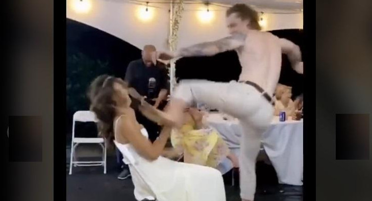 Novio patea en un baile sexy a su novia en plena boda