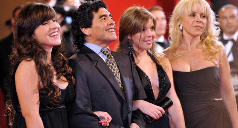 Diego Maradona junto a Claudia Villafañe, Dalma y Gianinna