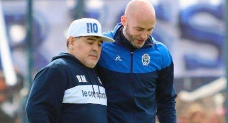 Sebastián Méndez, entrenador y ayudante de campo de Diego Maradona en Gimnasia LP