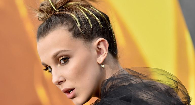 Millie B. Brown rompió en llanto tras el acoso de una fan