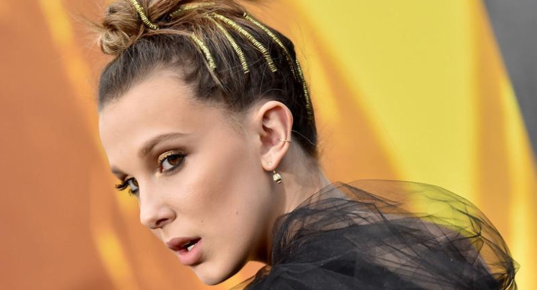 Millie B. Brown rompió en llanto tras el acoso de una fan