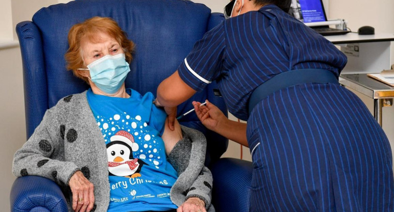 Una mujer de 90 años, la primera del mundo en recibir la vacuna de Pfizer, Reuters.