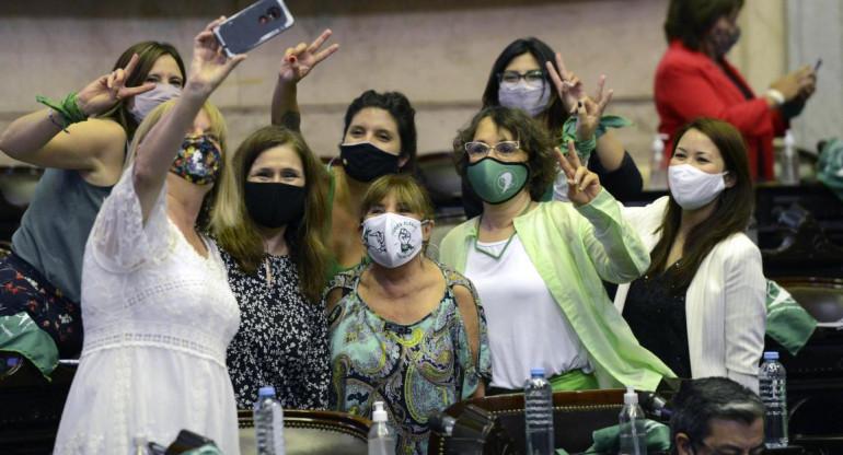 Aborto, Diputadas identificadas con el voto verde se toman una foto durante la sesión especial que trata las leyes de los 1000 días y de interrupción voluntaria del embarazo. Foto NA