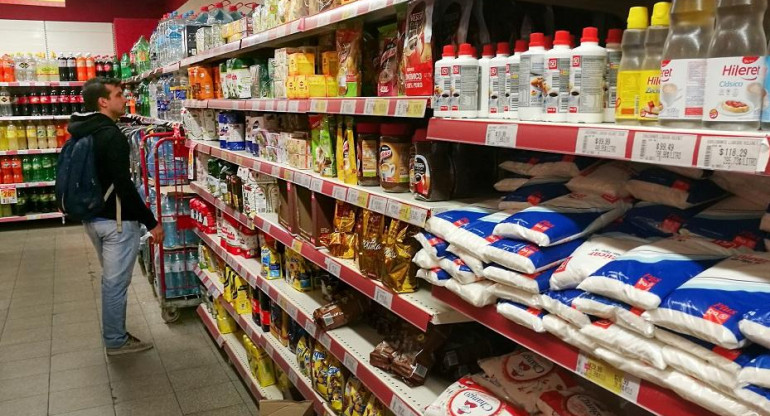 Supermercado, productos en góndola, compras, NA