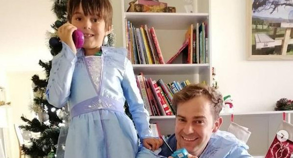 Padre con su hijo vestidos de princesa para romper estereotipos 