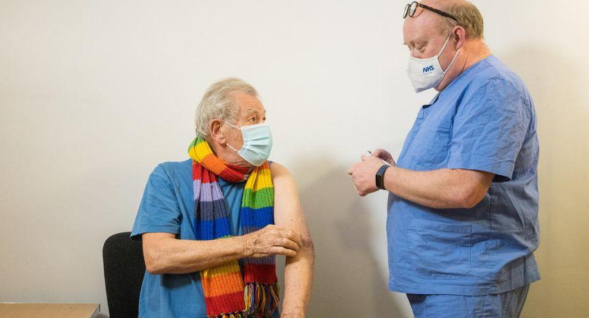 El actor Ian Mckellen se vacunó contra el coronavirus