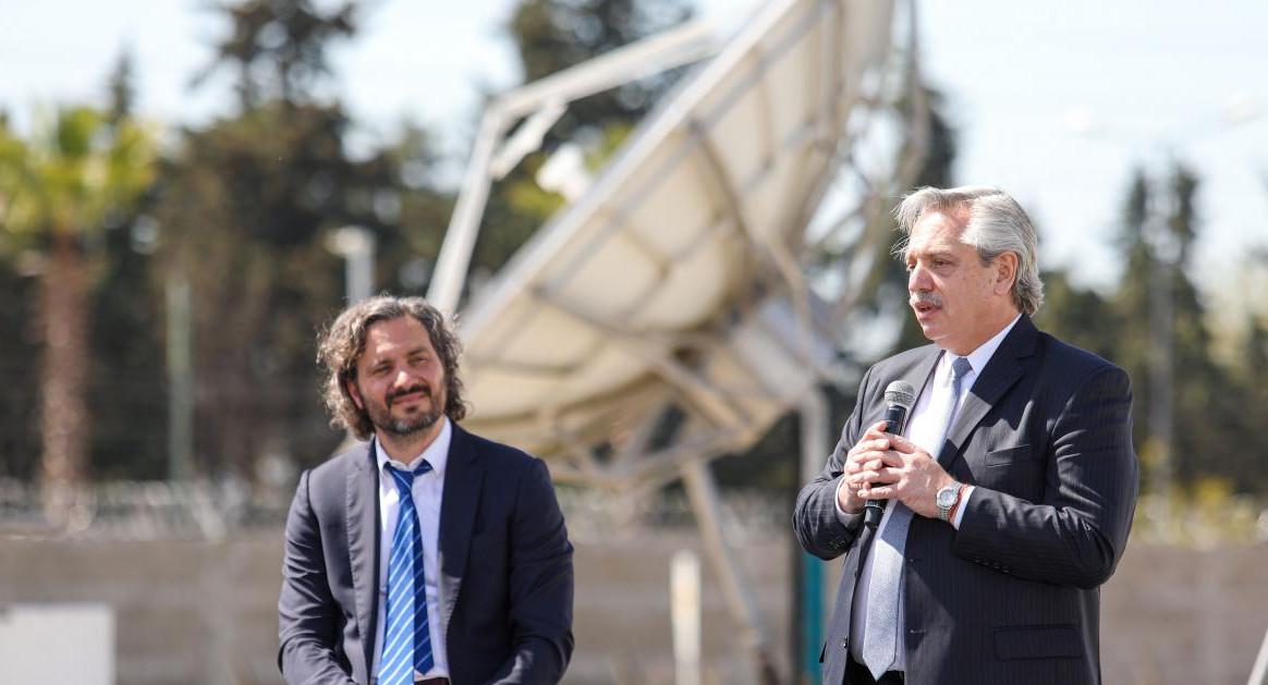 Acto en ARSAT, el presidente Alberto Fernandez y el ministro de economía Santiago Cafiero, NA