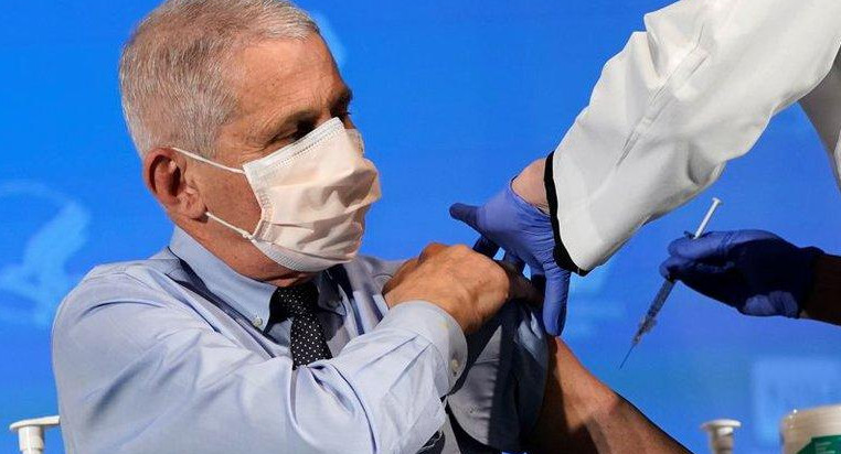 Anthony Fauci preparándose para recibir la vacuna de Moderna para el coronavirus en Bethesda. Patrick Semansky via REUTERS