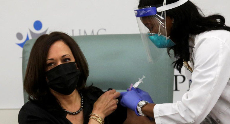 Kamala Harris, vicepresidenta electa de Estados Unidos recibe la vacuna contra el coronavirus, REUTERS