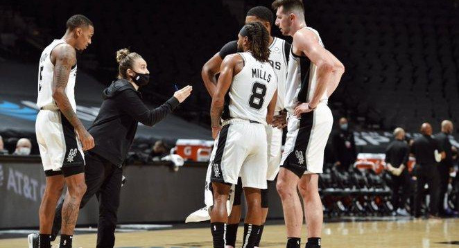 Becky Hammon primera entrenadora en la NBA