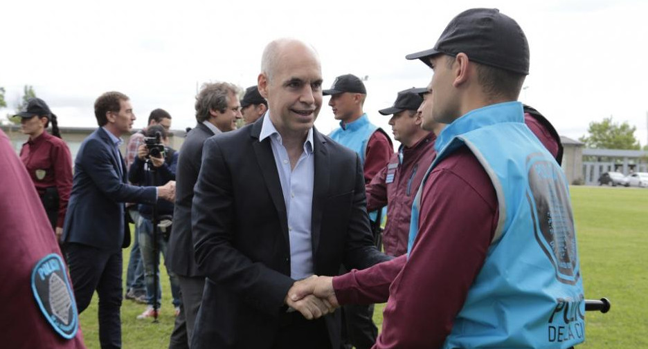 Horacio Rodríguez Larreta junto a policías de la ciudad.