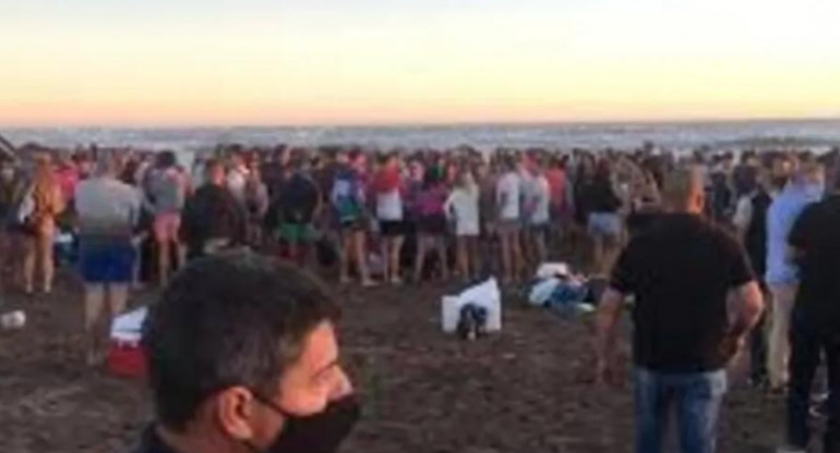 Mar del Plata, playas copadas de gente en pleno distanciamiento social, Coronavirus en Argentina, NA