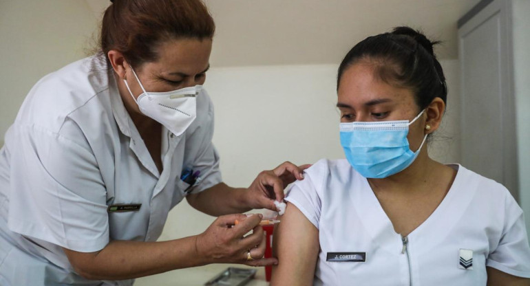 Vacuna, vacunación, jeringas, coronavirus en Argentina, NA