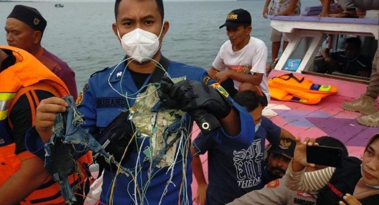 Restos hallados del avión que había desaparecido en Indonesia