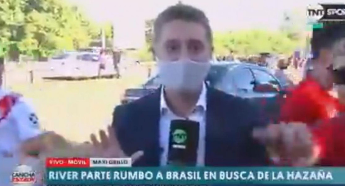 Le robaron el teléfono a un periodista mientras narraba en vivo el banderazo de River